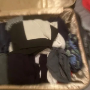 Kläder av olika slag  - Säljer en resväska full av kläder av olika slag och storlek allt från finare tillfällen till chilla klander allt från storlek M till XL och dom är i mycket bra skick och av olika märken allt från lite finare till något mer vanliga märken det är runt 20-30st plagg och allt är helt och rent kan vara perfekt för dom som vill köpa och kanske göra sig ett fynd eller två eller för barn familj som har barn som växer så det knakar. Jag postar allt i resväskan som köparen betalar porto..