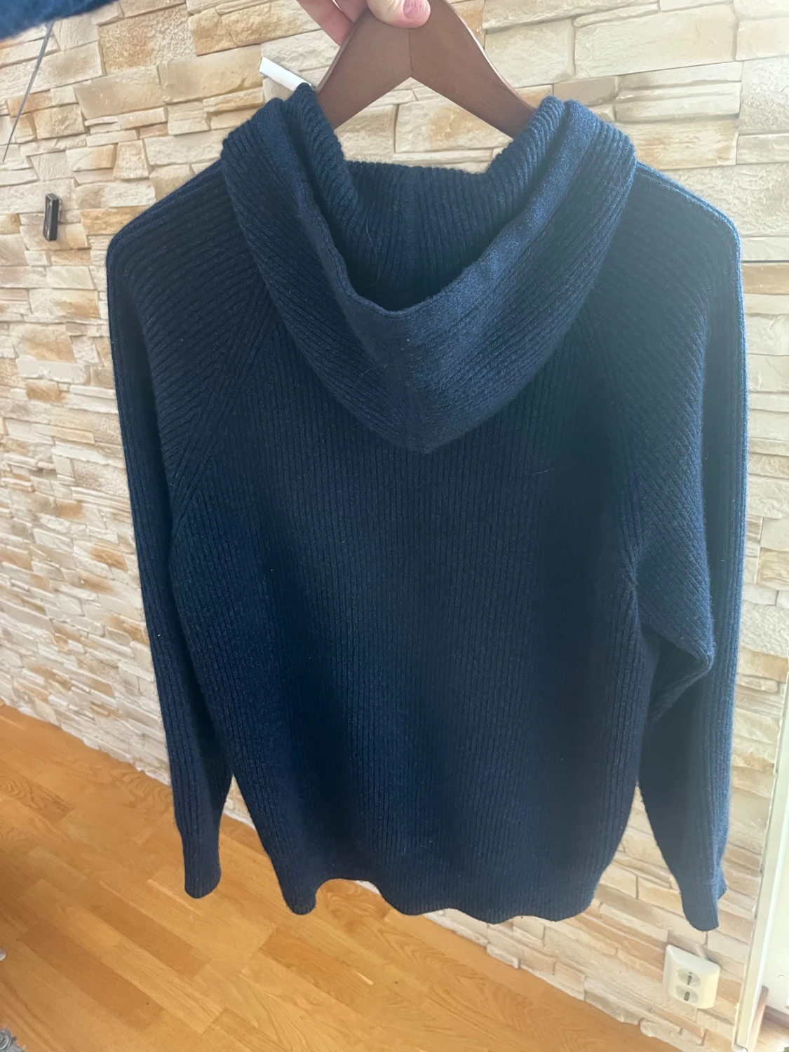 Mörkblå hoodie i kashmir från N.Peal - 2