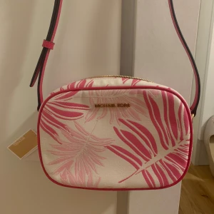 Michael Kors väska ”Jet Set Travel” i Electric Pink - Ny och oanvänd