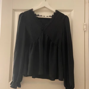 Svart blus med spets från SHEIN - Svart blus från SHEIN i storlek XS med v-ringad hals och spetskant. 
