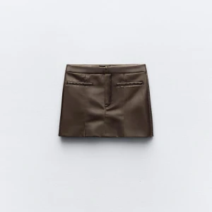 ”Skinn” kjol  - Snygg ”skinn” kjol från Zara. Använd två gånger så mycket bra skick! 