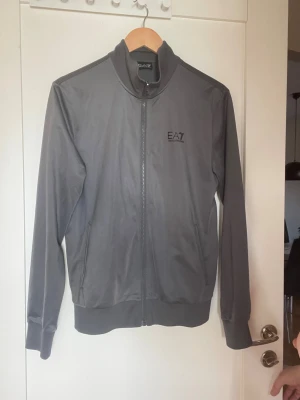 Grå ziptröja EA7 Emporio Armani - Tracksuit EA7 Emporio Armani ovandel. Äkta (bekräftas via QR kod)