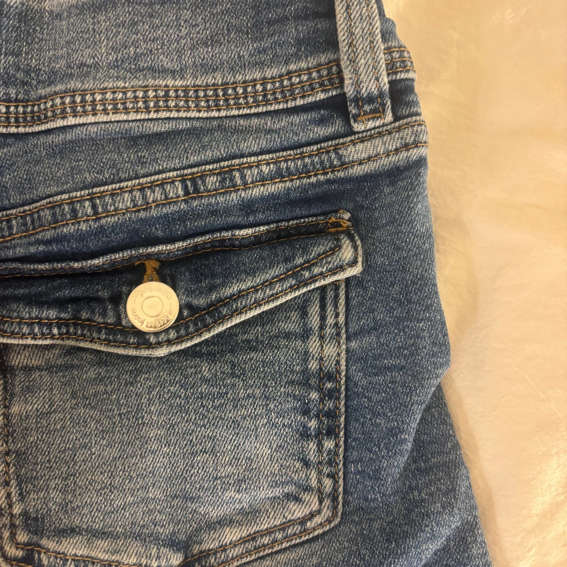 Blå bootcut jeans från Gina Tricot - 4