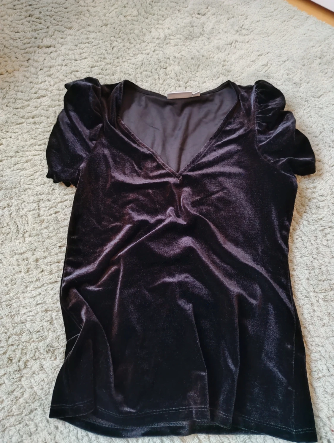 Svart sammetsblus med puffärm Kappahl