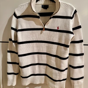 Vit randig stickad tröja Polo Ralph Lauren - Vit, stilren stickad tröja från Ralph Lauren i absolut nyskick.  Storlek L (14-16)  Som ny!