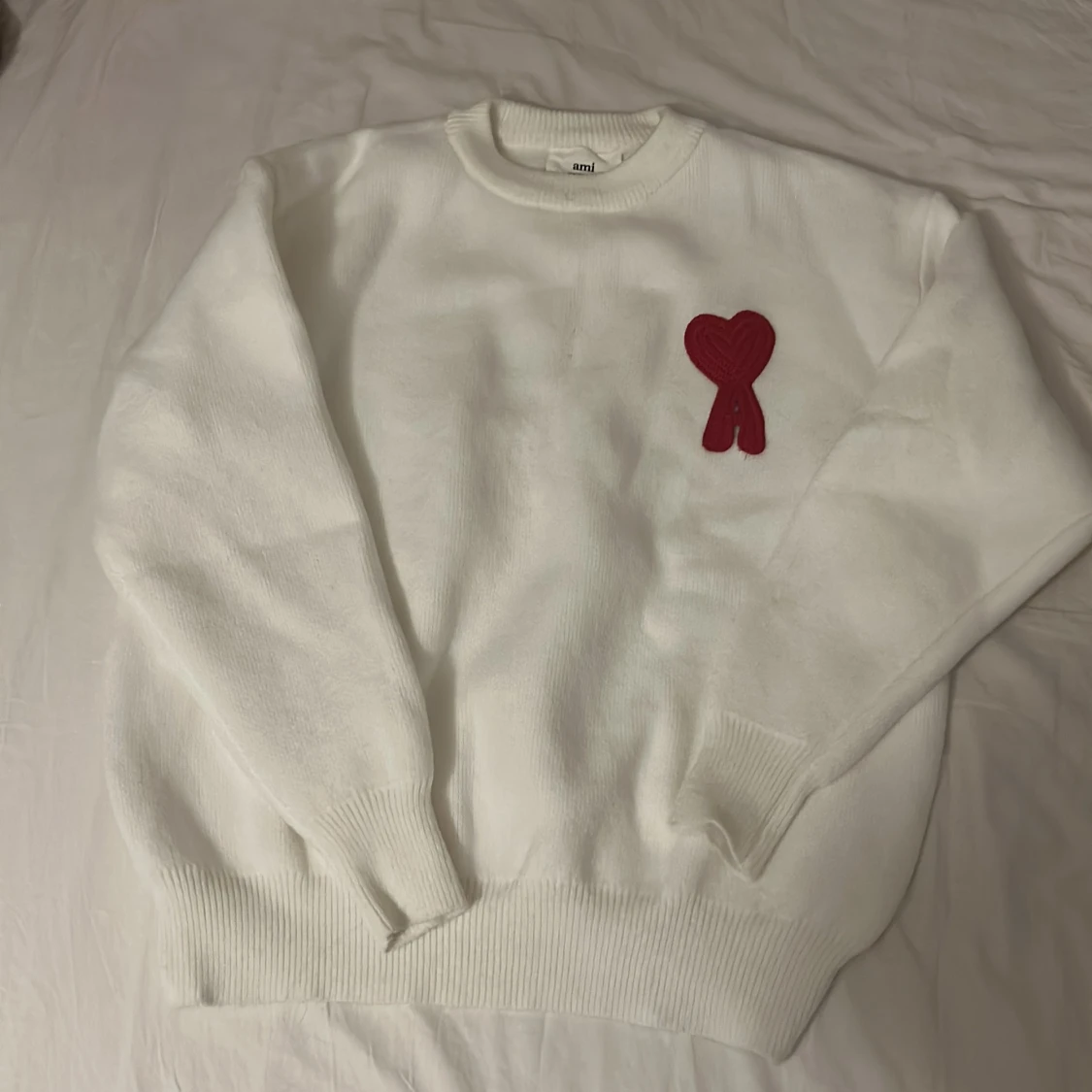 Vit stickad tröja från Ami med rött hjärta - 1