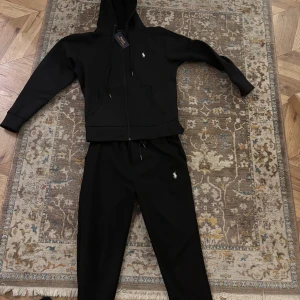 Ny polo dress  - Äkta storlek s säljs för Dene liten fick present så kan inte använda skriv för Snabbaffär pris kan tas ner 