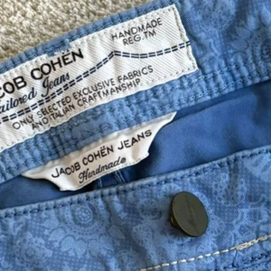 Jacob Cohën Summer Edition – Stl 31 - Storlek: 31 Modell: Summer Edition Färg: Ljusblå med paisley-mönster Skick: Mycket bra