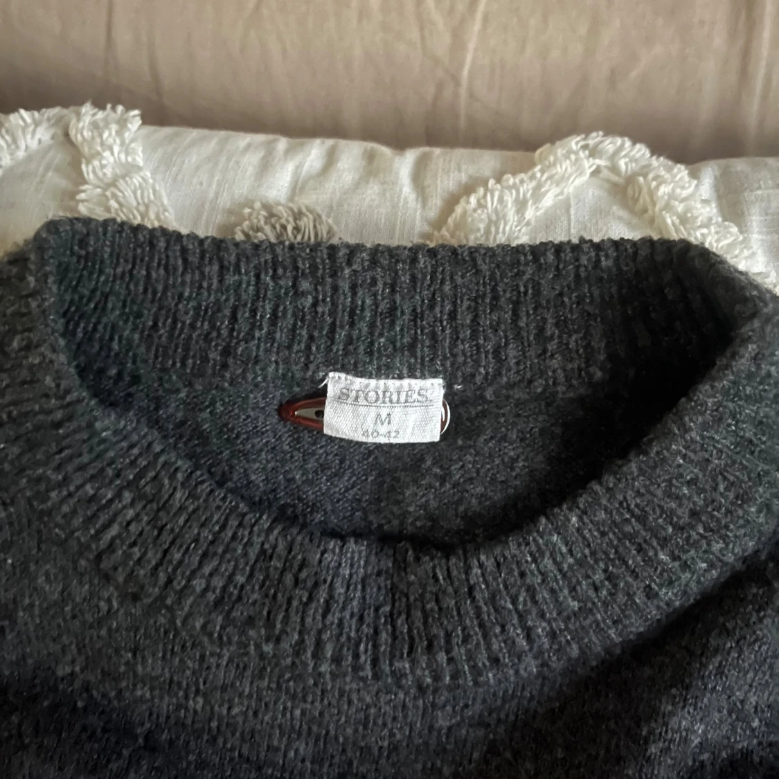 Mörkgrå stickad tröja  - 1