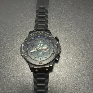 Svart Hublott F1 Edition klocka - Klockan är automatisk och sällsynt Priset kan diskuteras vid snabb affär 