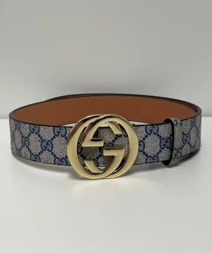 Gucci Bälte - Säljer ett helt nytt bälte, aldrig använd. Storlek 110. Skriv gärna vid fler frågor. Postar inom 24h efter betalning. (Alla bilder är tagna av mig)