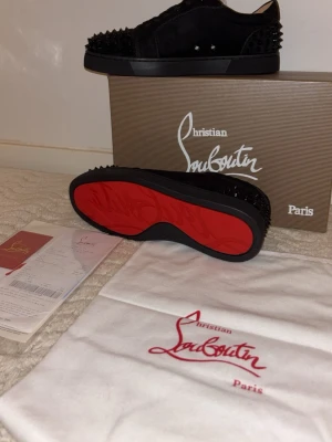 Loubs skor 41 - Nya skor i storlek 41. Dessa har taggar där fram och där bak vilket gör dessa väldigt unikt. Priset går alltid att diskutera om. Röd under syla. Kvitto ingår och allt du ser samt små taggar ifall nått ramlar av. Passar perfekt för dig som letar skor för någon viktigt moment eller som gillar trend och modestil. Passa på!!