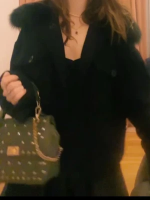 Meotine jacka - Så fin svart meotine jacka i ull. Passar perfekt till höst och vår. Jackan är i relativt bra skick förutom ett litet brännmärke på insidan. Se sista bilden!❤️ Pris kan diskuteras 