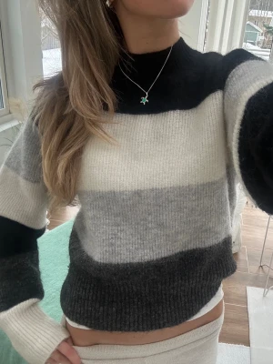 Stickad tröja i mohair-mix  - En stickad tröja från HM i storlek XS. Material: 34% mohair, 34% ull, 27% polyamid, 5% elestan. Jag fraktar inom 24h, frakt med PostNord prioriteras. Se liknande plagg i min profil!