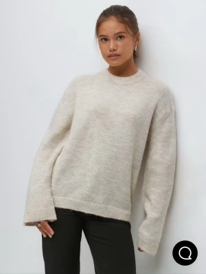 Beige stickad tröja  - Enkel och stilren beige stickad tröja med rund halsringning och långa ärmar. Tröjan har en rak passform och ribbstickade muddar vid ärmslut och nederkant. Perfekt för lager-på-lager och passar till det mesta. Säljer pga att den inte kommer till användning och passar inte helt, hyffsat ny bara någon månad så väldigt bra skick💞💞