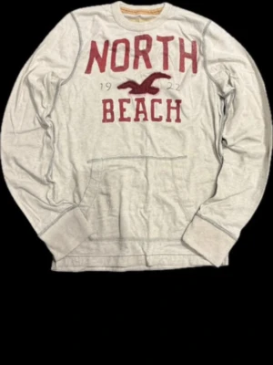 Ambercrombie&Fitch - Säljer en vintage Ambercrombie&Fitch tröja i Fint skick Skick: 8,5/10🧮  Inkluderat: inget ingår!♦️  Pris: 570kr ej hugget i sten🎗️  Storlek: M ♣️  Snabbaffär = priset sänks-SERIÖSA BUD🔓