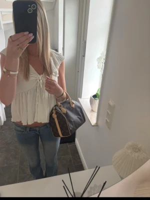 True religion lowrise bootcut jeans i strl 25 - Säljer dessa True Religion jeans low waist – strl 25 Trendiga blå low waist-jeans från True Religion. Tight passform med snygg fade och klassiska detaljer. Riktigt eftertraktad modell – svåra att få tag på!  Finns lätt slitage/skavanker längst ner vid bensluten, inget som stör helhetsintrycket och syns knappt när de bärs. I övrigt i bra skick. Perfekta för vardag men också festliga tillfällen  #truereligion #lowwaist #y2kjeans #blåjeans #vintagevibes #trendjeans #lowrise #2000sstyle #sthlmstil 