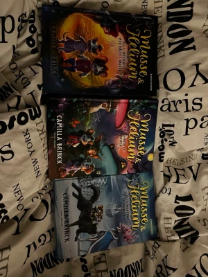 Musse & Helium bokserie av Camilla Brinck - Säljer tre färgglada böcker i serien Musse & Helium av Camilla Brinck. Omslagen är illustrerade med äventyrliga motiv i blått, orange och grönt, och böckerna är inbundna med hårda pärmar. Perfekt för dig som gillar spännande berättelser och fantasifulla världar.                                Ny pris 219kr per bok