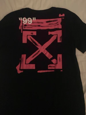 Off-white T-shirt - Tja, säljer dennna feta off-white T-shirt i storleken L, den sitter som en vanlig L. Köpt på plick för 1499, mitt pris: 699, hör gärna av dig om du är intresserad!