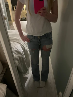 Snygga jeans  - Jätteee snygga ljusblåa jeans från bershka! Storlek 32 men är uppsydda med ca 5 cm! (Skada av lite nertrampade) de är lowwaisy och bootcut 