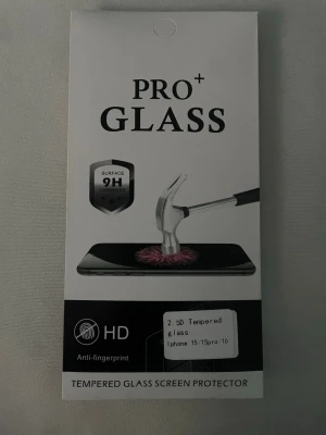 PRO+ Glass skärmskydd i härdat glas - Skydda din iPhone 15/15 Pro/16 med detta genomskinliga skärmskydd i 2.5D härdat glas. Ytan har 9H hårdhet och är anti-fingerprint för att hålla skärmen ren. HD-kvalitet ger klar bild och skydd mot repor och stötar. Helt oöpnade, felbeställda.