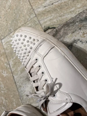 Vita sneakers från Christian Louboutin - .Säljer mina feta vita Christian Louboutin sneakers som är i storlek 45. Säljer dem då jag inte använt dem på senaste. Allt på bilden följer med och efter en snabb tvätt så ser dem ut som nya!🌟 