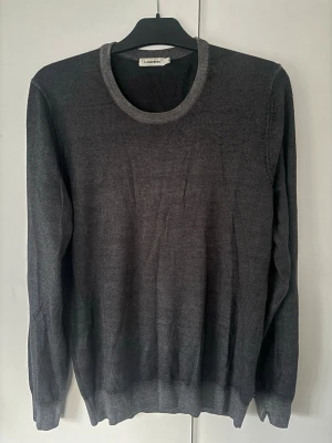 J.lindeberg merinoull tröja! - Grå stickad snygg tröja med grym passform och av 100% merinoull av högsta kvalite från J.lindeberg. Superfint skick och inga hål eller fläckar!