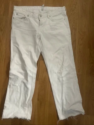 Vita straight jeans från Weekday - Säljer ett par vita straight fit jeans från Weekday, modell Arrow Low Straight. Jeansen har råa kanter vid bensluten och klassisk femficksdesign. Tillverkade i bomull och har låg midja. Perfekta för en clean och avslappnad stil. Jag köpte de på vinted för ett tag sedan men endast använda 3 gånger 