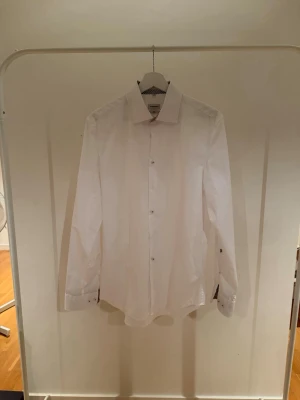 Seidensticker Skjorta - Stilren skjorta ifrån Seidensticker med riktigt unika detaljer runt kragen och ärmarna, perfekt för dig som klär sig med stil. (Storlek M/50) Slimfit Kavajskjorta. Köpt på deras hemsida för cirka 700kr men vi säljer för endast 300kr!! Rabatt för seriösa köpare!!