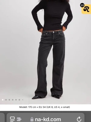 Svarta lågmidja de jeans från NA-KD - Snygga svarta lågmidjade jeans från NA-KD, Men tyvärr lite för stora för mig! skriv för bilder eller frågor 🥰 Nypris 699