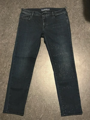Mörkblå jeans från Jacob Cohen - Snygga mörkblå jeans från Jacob Cohen med klassisk femficksmodell och raka ben. Jeansen har kontrastsömmar och en diskret logotyp på bakfickan. Perfekta för dig som gillar stilrena och tidlösa  Priset kan diskuteras! 