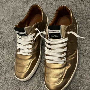 Philippe Model Skor - Säljer nu ett par riktigt feta Philippe Model skor i en väldigt sällsynt guldig/brun färg ❗️Og storleken är 40 men passar också 41 🔥Endast skorna ingår ❗️Kom gärna med bud då jag ej har ett pris hugget i sten ännu 🔥❗️