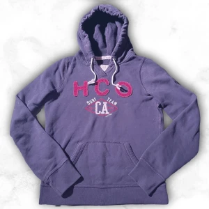 Mörkblå hoodie från HCO - Riktigt snygg hoodie från hollister som passar någon 165-175