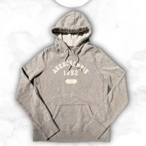 Grå hoodie från Abercrombie - Riktigt snygg hoodie från abercrombie som passar någon 165-175
