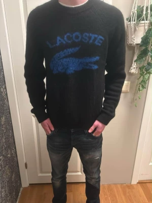 Lacoste Sweater Limited Edition - Limited edition, Unik och snygg ulltröja ifrån Lacoste! Jag säljer den då den inte passade mig som jag ville. Modellen är ca 176 och väger ca 60kg. Nypris 2700!! Inga defekter men tecken på användning! Skick 7/10