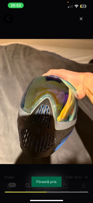 Paintballmask med spegelvisir - Säljer en svart och blå paintballmask med spegelvisir i gult. Masken har ventilerad front och skyddar hela ansiktet. Tillverkad i plast och gummi för bra komfort och skydd. Perfekt för paintball eller airsoft.