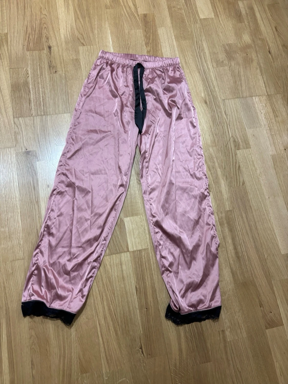 Rosa satinpajamasbyxor med spetsdetalj