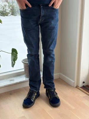 Tiger of sweden - Snygga mörkblå tiger of sweden jeans i klassisk straight fit med fem fickor och diskreta sömmar. Jeansen har normal passform och är tillverkade i slitstark bomullsdenim. Perfekta för en avslappnad och stilren look.