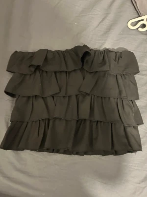 Topp med volanger  - Från SHEIN. Passar även S