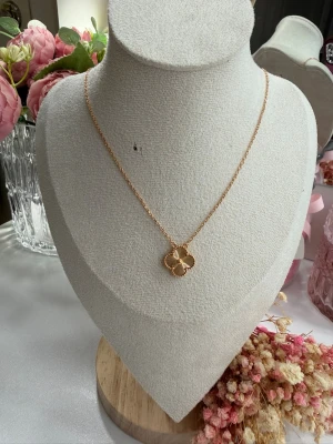 Elegant klöverhalsband i roseguld– hög kvalitet - Upptäck denna mycket eleganta och hållbara kedja tillverkad av rostfritt stål och pläterad med 18 karats guld. Kedjan har en stämpel som tydligt visas på bilden, vilket bekräftar dess kvalitet och autenticitet.  💎 Stilren design som passar både till vardag och fest 💪 Slitstark och hållbar – behåller sin glans länge ✨ Exklusivt utseende och hög finish  🎁 Ett perfekt val för dig som vill kombinera elegans، kvalitet och hållbarhet i ett smycke.