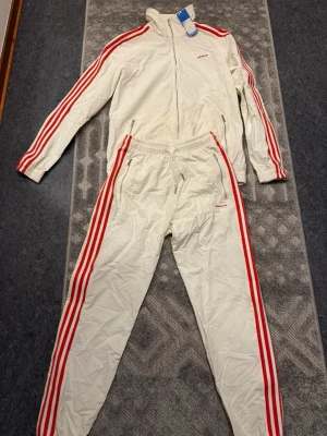  Adidas dress - Ett helt nytt Adidas sett! Storleken är L men kan även passa M