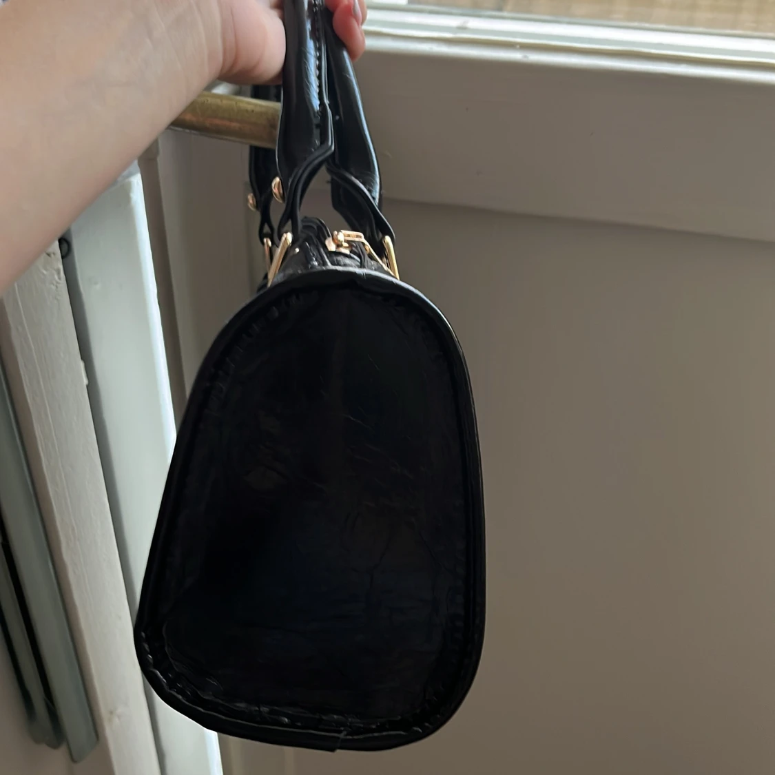 Svart handväska med gulddetaljer - 3