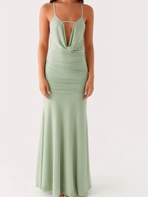 Långklänning  - En supersnygg långklänning från Peppermayo, den är i storlek 38 men känns mer som en 36 fast materialet är väldigt stretchigt så funkar som  båda storlekarna. Klänningen passar perfekt att använda till bal eller andra festligheter och orginalpriset är 1000kr. Ni får skriva om ni vill ha bilder när jag har på mig den.🥰🤗