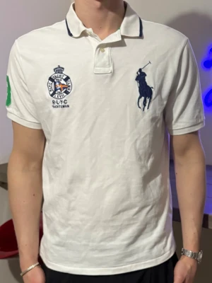 Vit piké från Ralph Lauren - Vite piké från Ralph/längre och lite bredare modell/L men sitter som M