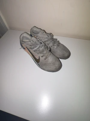 Nike CR7 Mercurial fotbollsskor - Säljer ett par Nike CR7 Mercurial elite fg från unisport. De är använda i en månad ungefär och har inga direkt slitningar. Endast smutsiga.