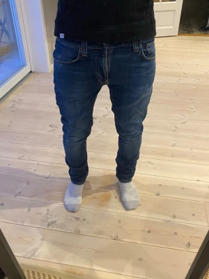 Nudie jeans  - Säljer ett par sjysta jeans från Nudie i stl 32 32. Riktig fet passform enligt mig. Hör av er vid frågor. Riktigt bra pris!