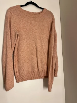 Rosa stickad tröja - Söt stickad tröja från Vila i strl S 💕Ser mörkare ut i bilden än vad den egentligen är. Kommer inte till användning.