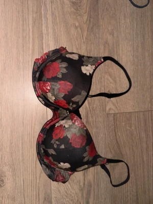 Blommig bh  - Blommig bh i storlek 80B från petitesecrets 
