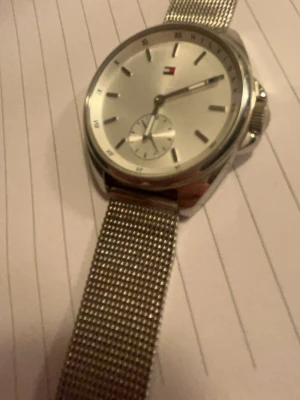 Silverfärgad klocka Tommy Hilfiger - Stilren klocka från Tommy Hilfiger med silverfärgat. Priset kan diskuteras! Klockan har hätta vra skick men backsidan ägare slip sår❤️