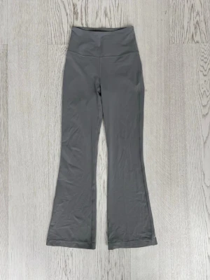 Grå bootcut leggings från Lululemon - Lululemon Groove Nulu flare leggings grey size 4/S. Good condition, a little lint. Original price 118€. Make an offer. 